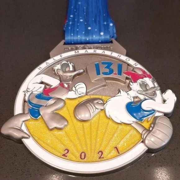Walt Disney World Half Marathon Medal Donald Duck And Daisy 2021 RARE - Picture 2 of 4